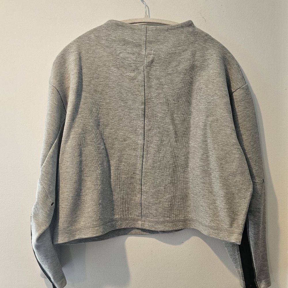 Nike Cropped Long Sleeve Top Gray Size Small Athleisure - Picture 4 of 6
